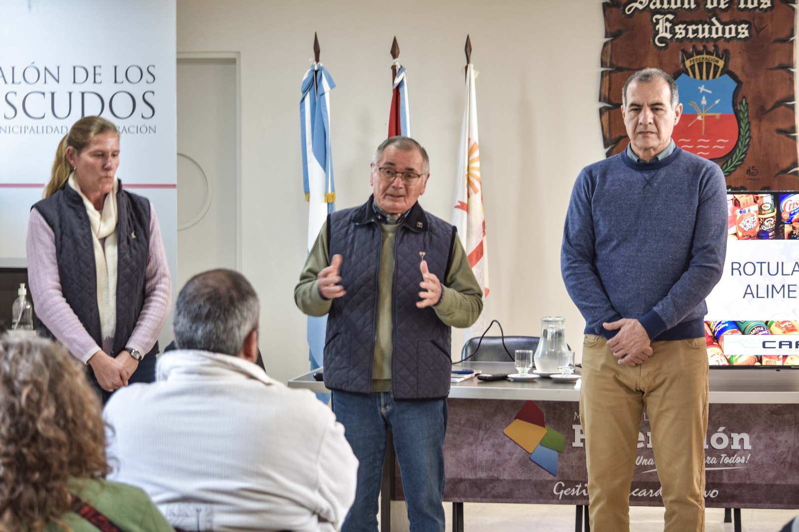 CAFESG CAPACITA A EMPRENDEDORES DE FEDERACIÓN EN ROTULADO FRONTAL DE PRODUCTOS